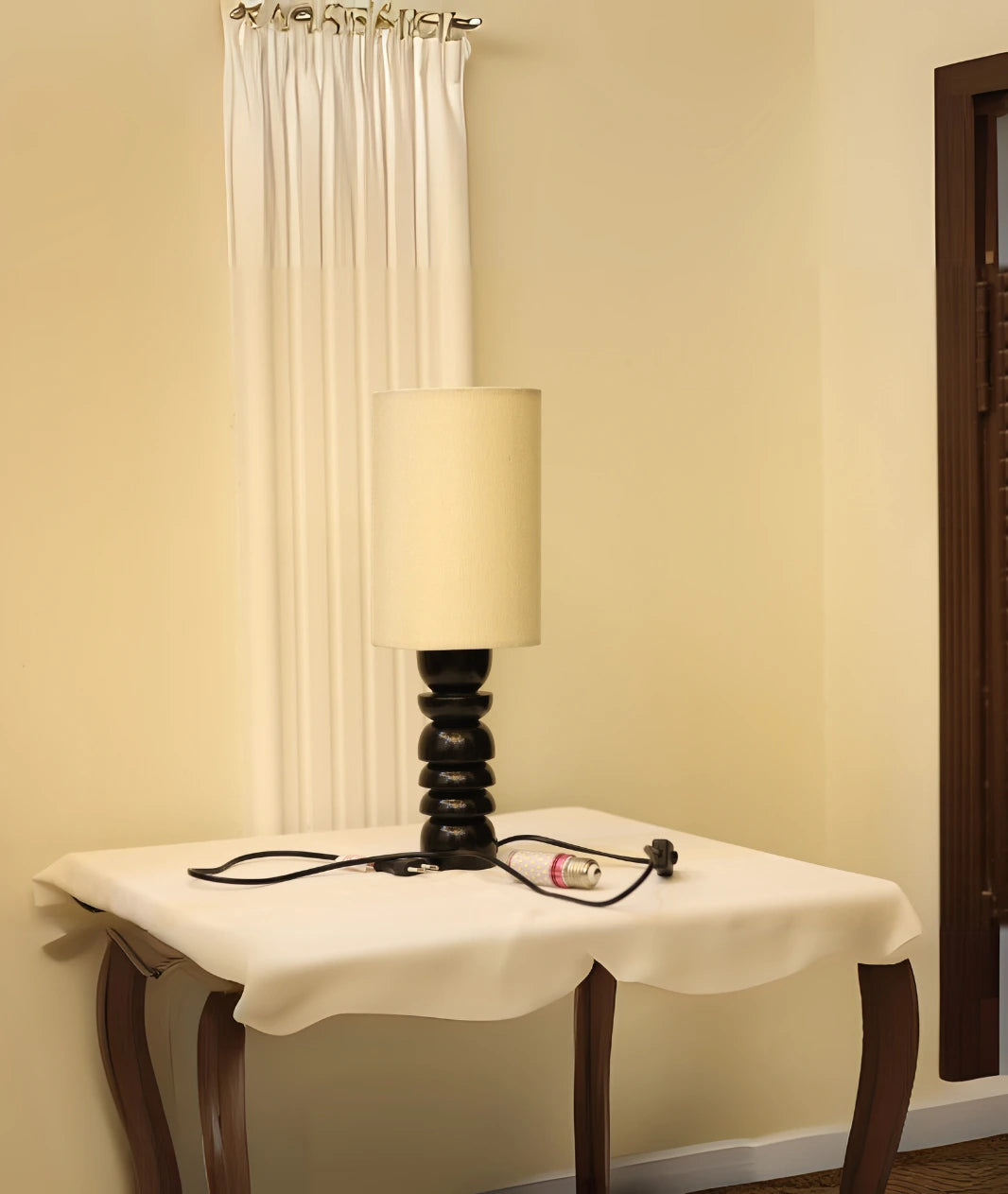 Hunter small wooden lamp on table